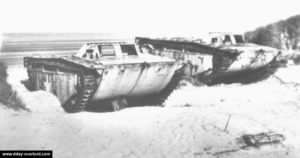 Deux véhicules Alligator sur la plage d'Utah. Photo : US National Archives