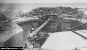 Le canon antichar de La Madeleine à Utah Beach dans son encuvement après les combats. Photo : US National Archives