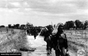 L'infanterie est appuyée par les chars DD du 70th Tank Battalion. Photo : US National Archives