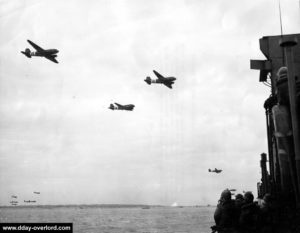 Les C-47 retournent en Grande-Bretagne après avoir effectué leur mission d'aérolargage au matin du 7 juin 1944 (mission Freeport ou Memphis). Photo : US National Archives