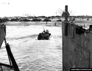 Des véhicules débarquent au nord du W5 sur Uncle Red (Utah Beach). Photo : US National Archives