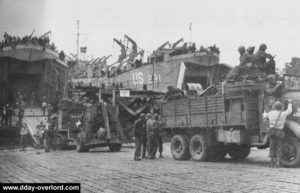 Les LST débarquent leur matériel et les véhicules sur Utah. Photo : US National Archives