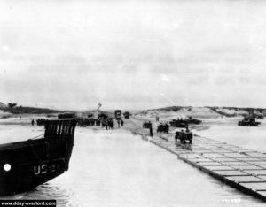 Déchargement de matériel à l'aide d'un ponton sur Utah. Photo : US National Archives