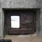 Créneau de défense avec plaque de blindage mobile pour mitrailleuse MG type 483 P2 sur le point d'appui Wn 10 des Dunes-de-Varreville à Utah Beach. Photo : D-Day Overlord