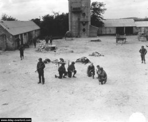 Ordres en cours d'action donnés dans une ferme des Dunes de Saint-Martin-de-Varreville. Photo : US National Archives