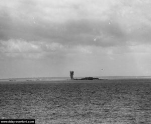 Un obus explose sur l'île de Saint-Marcouf, face à Utah Beach. Photo : US National Archives