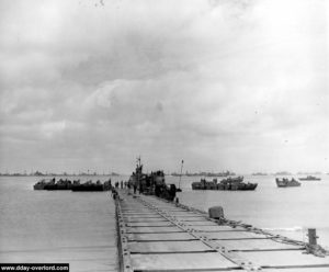 Le LCT-525 débarque des véhicules sur un ponton à Utah Beach. Photo : US National Archives