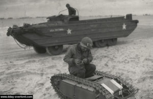 Inspection d'un Goliath allemand à Utah Beach par les sapeurs américains. Photo : US National Archives
