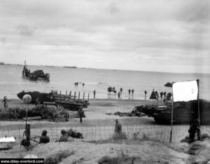 Le LCT 524 débarque sa cargaison son Utah Beach. Photo : US National Archives