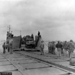 Le LCT-525 débarque des véhicules (Half-track de la compagnie A du 376th Anti-Aircraft-Artillery Battalion) sur un ponton à Utah Beach. Photo : US National Archives