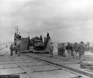 Le LCT-525 débarque des véhicules (Half-track de la compagnie A du 376th Anti-Aircraft-Artillery Battalion) sur un ponton à Utah Beach. Photo : US National Archives