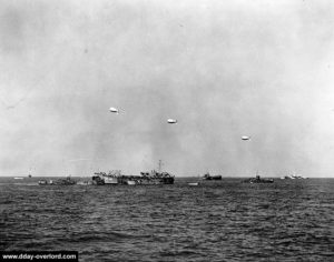 Le LST 499 au large de la plage d'Utah. Photo : US National Archives