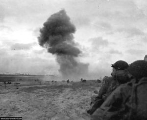Un obus allemand explose sur la plage d'Utah. Photo : US National Archives