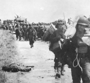 L'infanterie progresse à travers les Causeways inondés par les marais. Photo : US National Archives