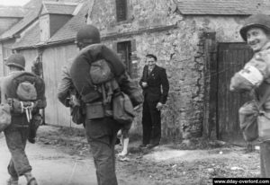 10 juin 1944 : les soldats américains de la 9th Infantry Division traversent Sainte-Marie-du-Mont après avoir débarqué à Utah Beach. Photo : US National Archives