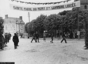 Une banderole marquant la libération à Sainte-Marie-du-Mont. Photo : US National Archives