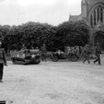 La place de l'église de Sainte-Marie-du-Mont le 7 juin 1944 avec un tracteur M24. Photo : US National Archives