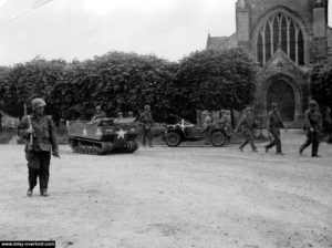 La place de l'église de Sainte-Marie-du-Mont le 7 juin 1944 avec un tracteur M24. Photo : US National Archives