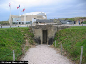 Entrée de souterrain du point fortifié W5 d'Utah Beach. En arrière-plan, le musée d'Utah Beach. Photo : D-Day Overlord