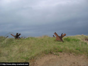Des "hérissons tchèques", défenses de plage installées dans les dunes devant le musée d'Utah Beach. Photo : D-Day Overlord