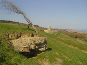 Position de tir bétonnée pour mitrailleuse au point d'appui allemand codé Wn 62 à Omaha Beach (Colleville-sur-Mer). Photo : D-Day Overlord