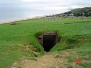 Position bétonnée servant d'abri aux personnels du point d'appui allemand codé Wn 62 à Omaha Beach (Colleville-sur-Mer). Photo : D-Day Overlord