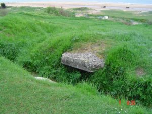 Position bétonnée servant d'abri aux personnels du point d'appui allemand codé Wn 62 à Omaha Beach (Colleville-sur-Mer). Photo : D-Day Overlord