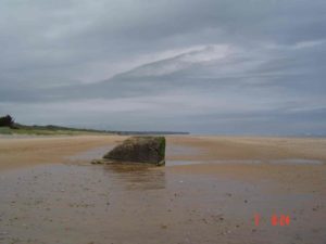 Vestiges du concasseur de galets sur la plage d'Omaha Beach devant le Ruquet, permettant aux Allemands de réaliser le béton pour leurs casemates. De nombreux américains ont cherché refuge derrière cette maigre protection, sous les feux du point d'appui Wn 62. Photo : D-Day Overlord