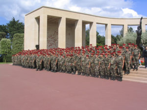 Détachement de parachutistes français au cimetière militaire américain de Colleville-sur-Mer le 4 juin 2005 - 61ème anniversaire du débarquement de Normandie. Photo : D-Day Overlord