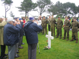 Des vétérans américains au cimetière militaire de Colleville-sur-Mer devant la tombe du général Roosevelt le 6 juin 2005 - 61ème anniversaire du débarquement de Normandie. Photo : D-Day Overlord