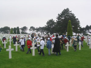 Des jeunes normands viennent fleurir les tombes du cimetière militaire de Colleville-sur-Mer le 6 juin 2005 - 61ème anniversaire du débarquement de Normandie. Photo : D-Day Overlord