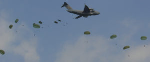 Parachutage à La Fière - Commémorations 2004 - Photos du 60ème anniversaire du débarquement et de la bataille de Normandie. Photo : D-Day Overlord