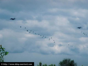 Parachutage à La Fière - Commémorations 2004 - Photos du 60ème anniversaire du débarquement et de la bataille de Normandie. Photo : D-Day Overlord