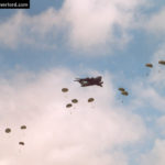 Parachutage à La Fière - Commémorations 2004 - Photos du 60ème anniversaire du débarquement et de la bataille de Normandie. Photo : D-Day Overlord