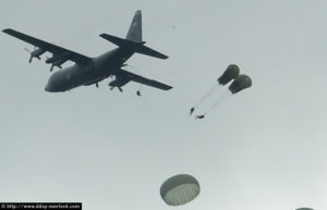 Parachutage à La Fière - Commémorations 2004 - Photos du 60ème anniversaire du débarquement et de la bataille de Normandie. Photo : D-Day Overlord