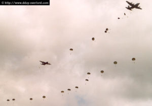 Parachutage à La Fière - Commémorations 2004 - Photos du 60ème anniversaire du débarquement et de la bataille de Normandie. Photo : D-Day Overlord