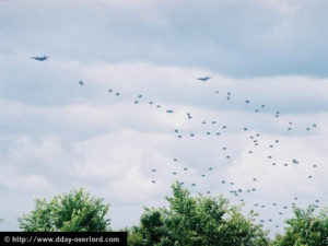 Parachutage à La Fière - Commémorations 2004 - Photos du 60ème anniversaire du débarquement et de la bataille de Normandie. Photo : D-Day Overlord