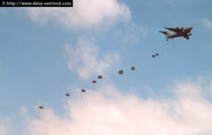 Parachutage à La Fière - Commémorations 2004 - Photos du 60ème anniversaire du débarquement et de la bataille de Normandie. Photo : D-Day Overlord