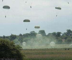 Parachutage à La Fière - Commémorations 2004 - Photos du 60ème anniversaire du débarquement et de la bataille de Normandie. Photo : D-Day Overlord