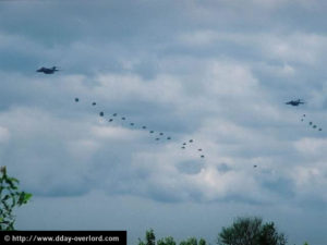 Parachutage à La Fière - Commémorations 2004 - Photos du 60ème anniversaire du débarquement et de la bataille de Normandie. Photo : D-Day Overlord