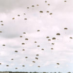 Parachutage à La Fière - Commémorations 2004 - Photos du 60ème anniversaire du débarquement et de la bataille de Normandie. Photo : D-Day Overlord