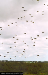 Parachutage à La Fière - Commémorations 2004 - Photos du 60ème anniversaire du débarquement et de la bataille de Normandie. Photo : D-Day Overlord