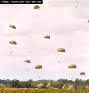 Parachutage à La Fière - Commémorations 2004 - Photos du 60ème anniversaire du débarquement et de la bataille de Normandie. Photo : D-Day Overlord