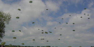 Parachutage à La Fière - Commémorations 2004 - Photos du 60ème anniversaire du débarquement et de la bataille de Normandie. Photo : D-Day Overlord