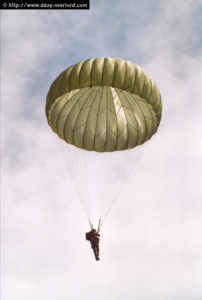 Parachutage à La Fière - Commémorations 2004 - Photos du 60ème anniversaire du débarquement et de la bataille de Normandie. Photo : D-Day Overlord