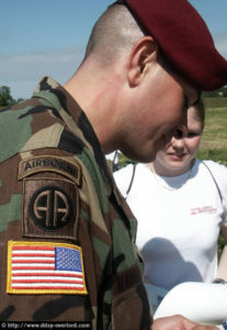 Parachutage à La Fière - Commémorations 2004 - Photos du 60ème anniversaire du débarquement et de la bataille de Normandie. Photo : D-Day Overlord