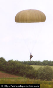 Parachutage à La Fière - Commémorations 2004 - Photos du 60ème anniversaire du débarquement et de la bataille de Normandie. Photo : D-Day Overlord