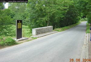 Inauguration d'un monument commémoratif au pont de Tourmauville - Commémorations 2004 - 60ème anniversaire du débarquement de Normandie. Photo : D-Day Overlord