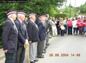 Inauguration d'un monument commémoratif au pont de Tourmauville - Commémorations 2004 - 60ème anniversaire du débarquement de Normandie. Photo : D-Day Overlord