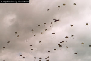 Parachutage à La Fière - Commémorations 2004 - Photos du 60ème anniversaire du débarquement et de la bataille de Normandie. Photo : D-Day Overlord